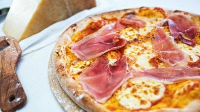 Домашняя пицца с пармской ветчиной