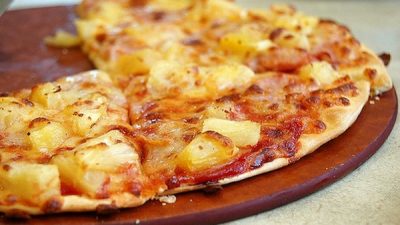 Домашняя пицца с сосисками и ананасом