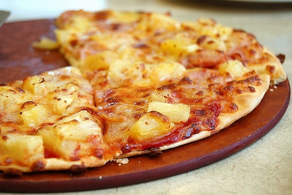 Домашняя пицца с сосисками и ананасом