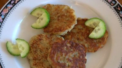 Драники из картофеля и лука с розмарином