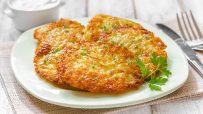 Драники с сыром, ветчиной и укропом
