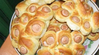 Дрожжевые булочки с сосисками по-домашнему