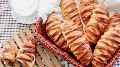 Дрожжевые булочки с творогом и персиком