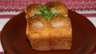 Дрожжевые пампушки с чесночным соусом