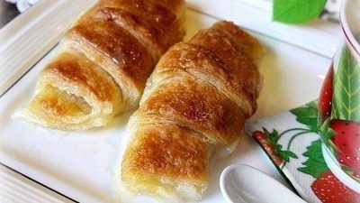 Дрожжевые слойки с яблоком в духовке