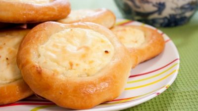 Дрожжевые ватрушки с творогом по-домашнему