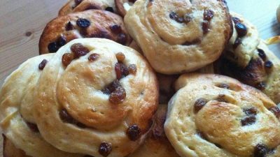 Дрожжевые завиванцы с изюмом