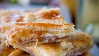 Эмпанада с начинкой из ветчины и сыра