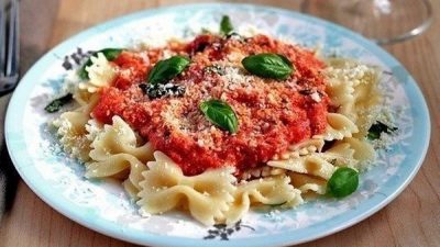 Фарфалле под томатным соусом