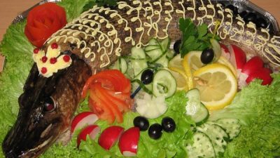 Фаршированная щука со свининой и овощами