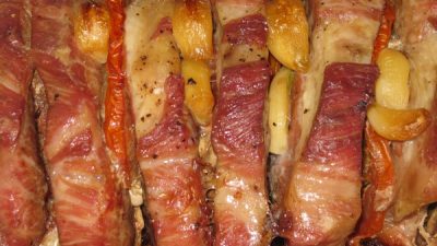 Фаршированная свиная шея с помидорами