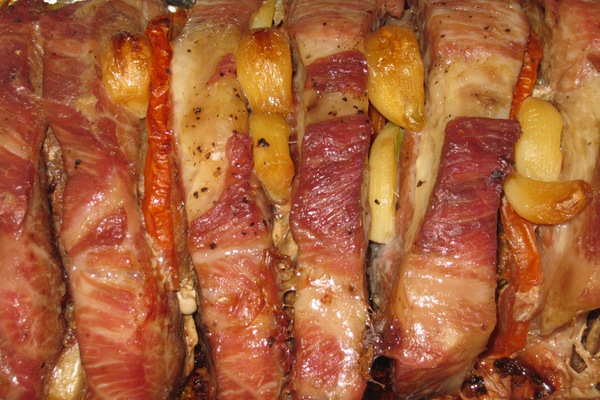 Свиная шейка, запечённая в рукаве с чесноком и приправами в духовке