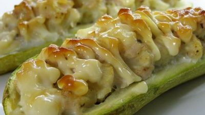 Фаршированные кабачки с овощами и курицей