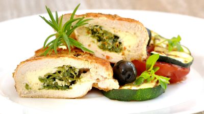 Фаршированные куриные грудки козьим сыром с зеленью