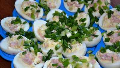 Фаршированные яйца с сыром пармезан