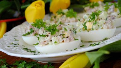 Фаршированные яйца с ветчиной и сельдереем