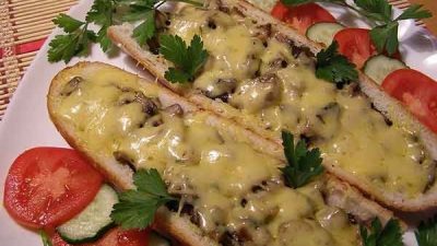 Фаршированный багет с грибами и курицей