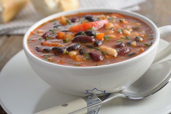 Фасолевый суп «Дал Таркари» с овощами