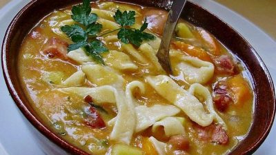 Фасолевый суп с колбасой и  домашней лапшой