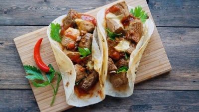 Фахитос по-мексикански с говядиной и лаймом