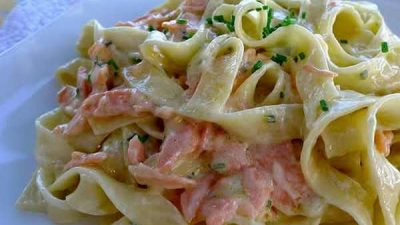 Феттучини с красной рыбой и помидорами