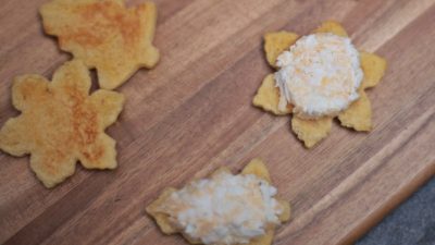 Фигурные бутерброды с сыром и яйцом