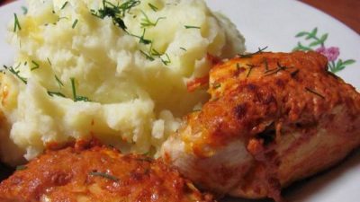 Филе из курицы под томатным соусом