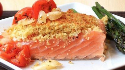 Филе лосося в панировке с пикантным соусом