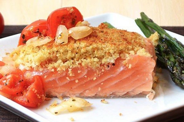 Филе лосося в панировке с пикантным соусом