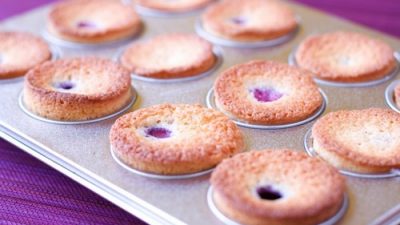 Финансье с миндалем и голубикой