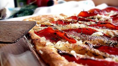Фокачча с сыром, чесноком и помидорами