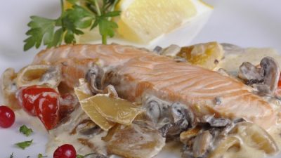 Форель под грибным соусом в духовке