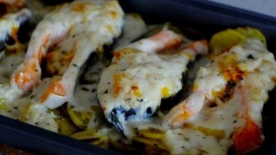 Форель с чесночным соусом на картофеле