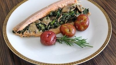 Форель со шпинатом в овощном бульоне