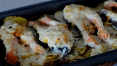 Форель в чесночном соусе на картофеле