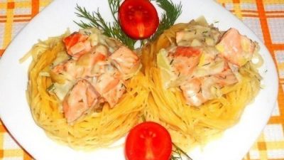 Форель в сливочном соусе в гнездах из макарон