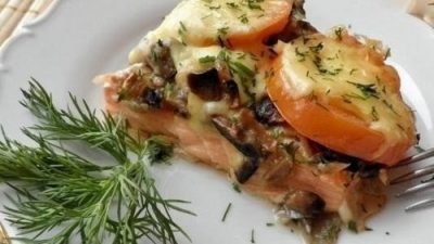 Форель, запеченная с грибами и помидорами