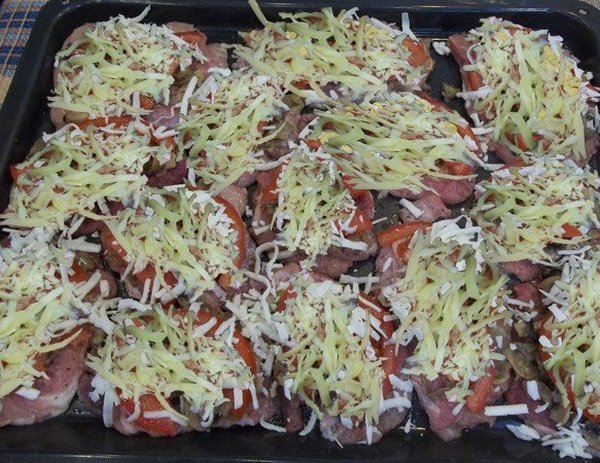Как приготовить рецепт Отбивные из свинины с помидорами и сыром