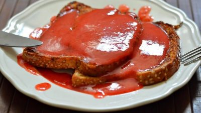 Французские тосты с соусом из клюквы