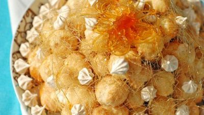 Французский десерт крокембуш с карамелью