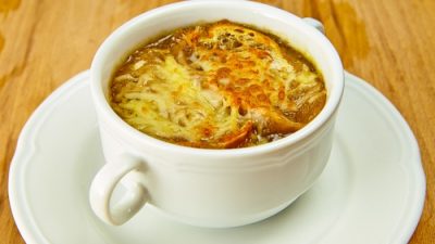 Французский луковый суп под сыром