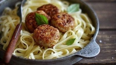 Фрикадельки из куриного фарша с яблоком
