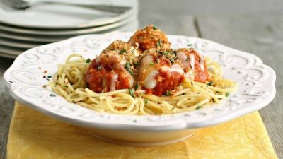 Фрикадельки из куриного филе в томате