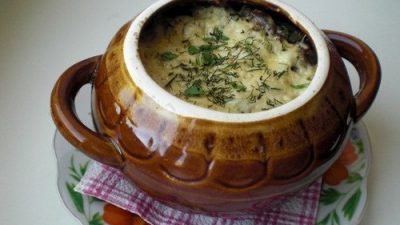 Фрикадельки с грибами и картофелем под сыром