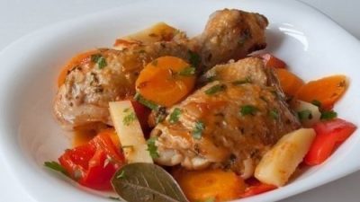 Фрикасе по-креольски из курицы в томатном соусе