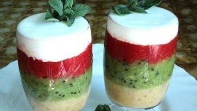 Фруктовый десерт «Прохладная радуга» с пломбиром