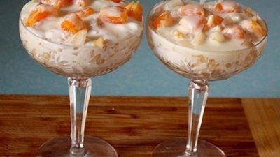 Фруктовый десерт с мороженым и сгущенкой