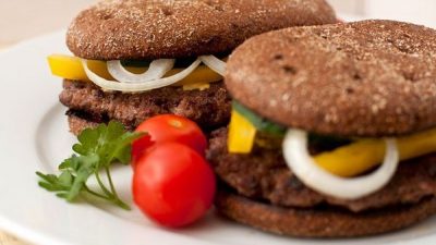 Гамбургер с ржаным хлебом и говяжьей котлетой