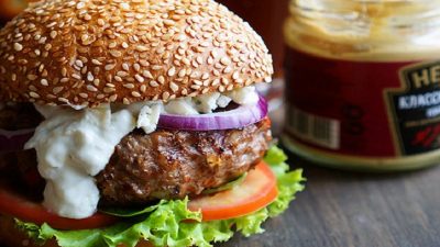 Гамбургер с соусом из голубого сыра и лайма