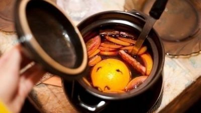 Глинтвейн с имбирем, гвоздикой и изюмом